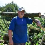 Несмотря на сложную обстановку, жители Гомельской области продолжают помогать аварийным бригадам в устранении последствий ураганного ветра