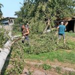 Жители улицы Юбилейной в аг. Пенчин приняли активное участие в уборке территории после стихийного бедствия