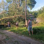 На территории Липиничского сельсовета в вечернее время на уборку упавших деревьев вышла добровольная бригада в составе семьи Хамлюк и молодого специалиста из Широковской школы