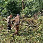 В д. Гавли по ул. Коммунистической работники сельисполкома и Потаповской школы расчищают завалы