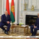 Лукашенко подарил Халифе Хафтару автобусы и тракторы, пообещав приехать в Ливию