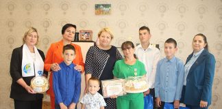 Будущий первоклассник Дима Логис пойдет в школу с новым ранцем от лидеров профсоюзного движения