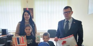 Активисты районного ОО «Патриоты Беларуси» в рамках акции «В школу – вместе» вручили школьные принадлежности Артему и Юлии Борисенок из Уваровичской школы