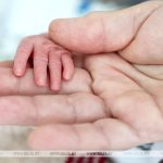 Можно ли совмещать работу с декретом и как это скажется на выплатах, рассказали в Минтруда