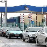 Почти в три раза за сутки возросла очередь легкового транспорта на въезд в Литву и Польшу