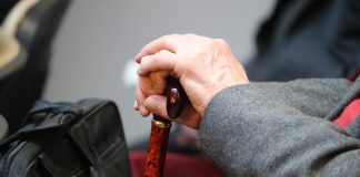 Размер пособия по уходу за человеком старше 80 лет или инвалидом I группы вырастет с 1 ноября