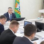 В работе коллегии комитета экономики облисполкома принимают участие губернатор Иван Крупко, помощник Президента – инспектор по Гомельской области Руслан Пархамович