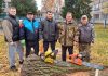 Депутатский корпус во главе с председателем райсовета Сергеем Халдаем, члены Молодежного совета, жители Коммунара трудятся на удалении аварийных деревьев на территории Коммунара