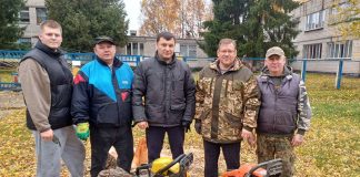 Депутатский корпус во главе с председателем райсовета Сергеем Халдаем, члены Молодежного совета, жители Коммунара трудятся на удалении аварийных деревьев на территории Коммунара