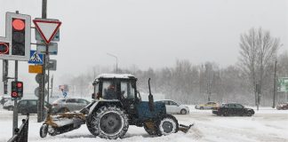 Снизить скорость, увеличить дистанцию. В МВД напомнили о правилах вождения в снегопад