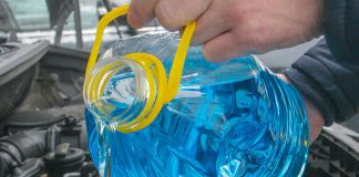 Как правильно выбрать стеклоомывающую жидкость, рассказали в санэпидслужбе