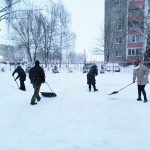 Коллектив начальной школы с энтузиазмом вышел на борьбу со снежной стихией