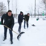 Общее дело! Руководство района работает сегодня с представителями трудовых коллективов на расчистке снега в центре Буда-Кошелева