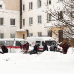 К масштабной уборке снега в райцентре присоединился и коллектив центральной районной больницы