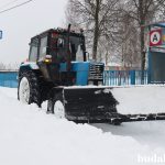 Снегоуборочная техника работает в авральном режиме по всему району