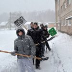 К уборке снега активно присоединились тимуровцы и волонтерские отряды РО БОКК, фонда мира