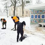 В помощь дорожным и коммунальным службам на расчистку остановочных пунктов вышли местные жители, работники организаций и учреждений района