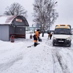 Дорожные и коммунальные службы продолжают работать в усиленном режиме для обеспечения безопасных условий передвижения пешеходов и транспорта