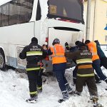 Спасатели РОЧС оперативно пришли на помощь и вызволили экскурсионный автобус из снежного плена!