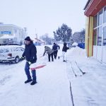 Работники управления сельского хозяйства и продовольствия райисполкома с хорошим настроением на уборке снега