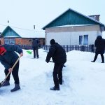 На расчистке от снега остановочных пунктов, памятных мест, ведомственных территорий и административных зданий трудились коллективы и жители Гусевицкого сельсовета