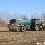 Аграрии СУП «Морозовичи-Агро» ведут подкормку многолетних трав калийными удобрениями