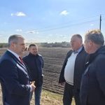 Председатель облисполкома Иван Крупко ознакомился с ходом весенних полевых работ в Калинковичском районе