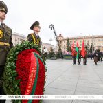 Лукашенко в Минске возложил венок к монументу Победы