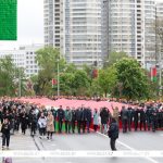 Шествие с самым большим флагом Беларуси стартовало от стелы «Минск — город-герой»