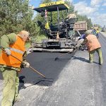 ДРСУ-184 продолжает работы по укладке асфальтового покрытия на участке дороги Ивановка-Недойка-Еленец