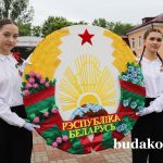 Чествование государственных символов и легкоатлетический забег. На центральной площади прошли мероприятия, посвященные Дню Государственного флага, Государственного герба и Государственного гимна Республики Беларусь