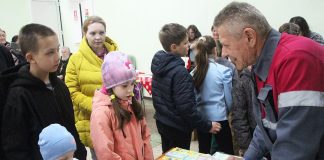 Детский смех и улыбки взрослых