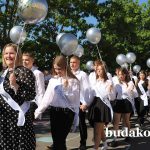 В добрый путь, выпускники! Трогательно, волнительно и празднично прошла сегодня торжественная линейка в СШ №1