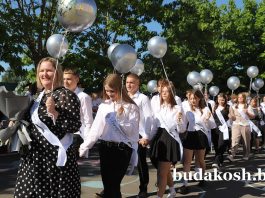 В добрый путь, выпускники! Трогательно, волнительно и празднично прошла сегодня торжественная линейка в СШ №1