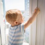 К сожалению, ежегодно с наступлением тепла следователи фиксируют факты выпадения детей из окон