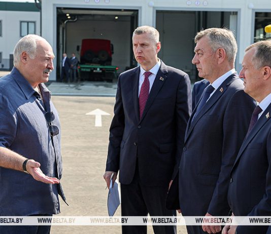 Лукашенко: райагросервисы должны стать опорными пунктами для отечественных производителей техники