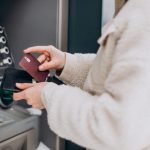 Правоохранители объяснили, почему нельзя трогать забытую карту в банкомате