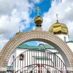 Православные верующие празднуют Воздвижение Креста Господня