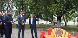 Подарок городу и жителям. Семь оригинальных скамеек установили для будакошелевцев и гостей в сквере у фонтана