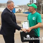 Председатель районного отделения партии «Белая Русь» Артем Гришай поблагодарил за работу Виталия Немцева из ОАО «Экспериментальная база «Пенчин»