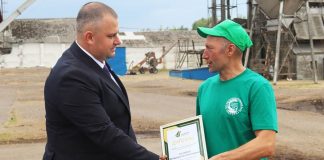 Председатель районного отделения партии «Белая Русь» Артем Гришай поблагодарил за работу Виталия Немцева из ОАО «Экспериментальная база «Пенчин»