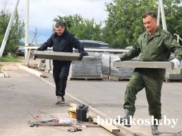 Областной субботник. Площадка перед Уваровичским ГДК преображается на глазах