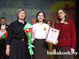 Давать знания, зажигать сердца, вести за собой. Торжественное мероприятие ко Дню учителя прошло в районном Доме культуры