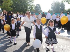 С началом нового учебного года учеников и учителей СШ №1 райцентра поздравил председатель райисполкома Валентин Ундруль