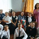 70 лет у доски: учащиеся Уваровичской школы поздравили легенду образования