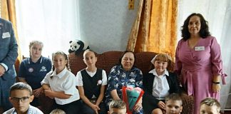 70 лет у доски: учащиеся Уваровичской школы поздравили легенду образования