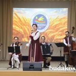 На сцене – фольклорный ансамбль славянской песни «Збіцень» Гомельской областной филармонии