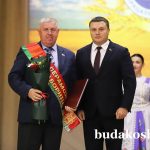 Председатель районного Совета депутатов Сергей Халдай вручил заслуженные награды героям жатвы