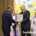 Начальник Главного управления юстиции Гомельского областного исполнительного комитета Артем Камалыев вручил награды аграриям