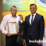 Продолжил церемонию награждения председатель райисполкома Валентин Ундруль